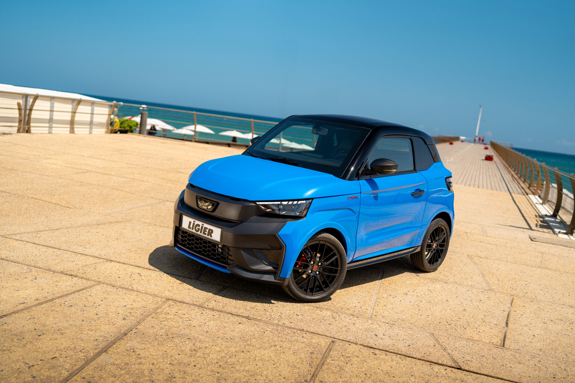 Plavi Ligier JS50 Ultimate uz more